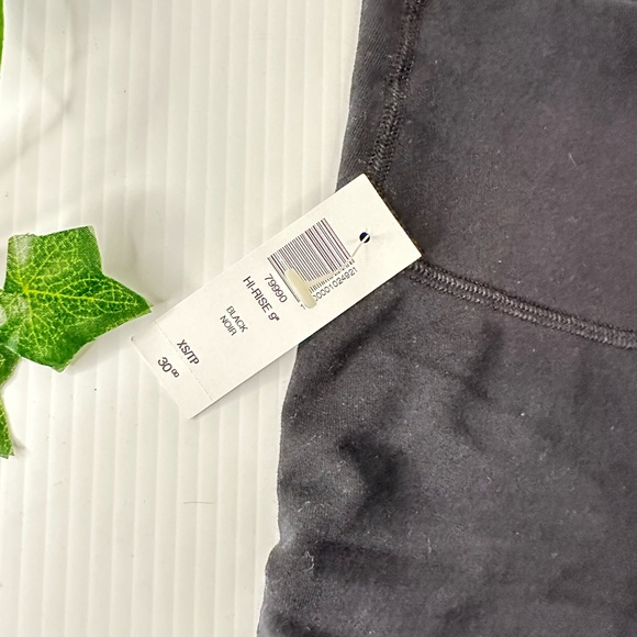 Aritzia TNA Chill 9” Biker short - Picture 2 of 8